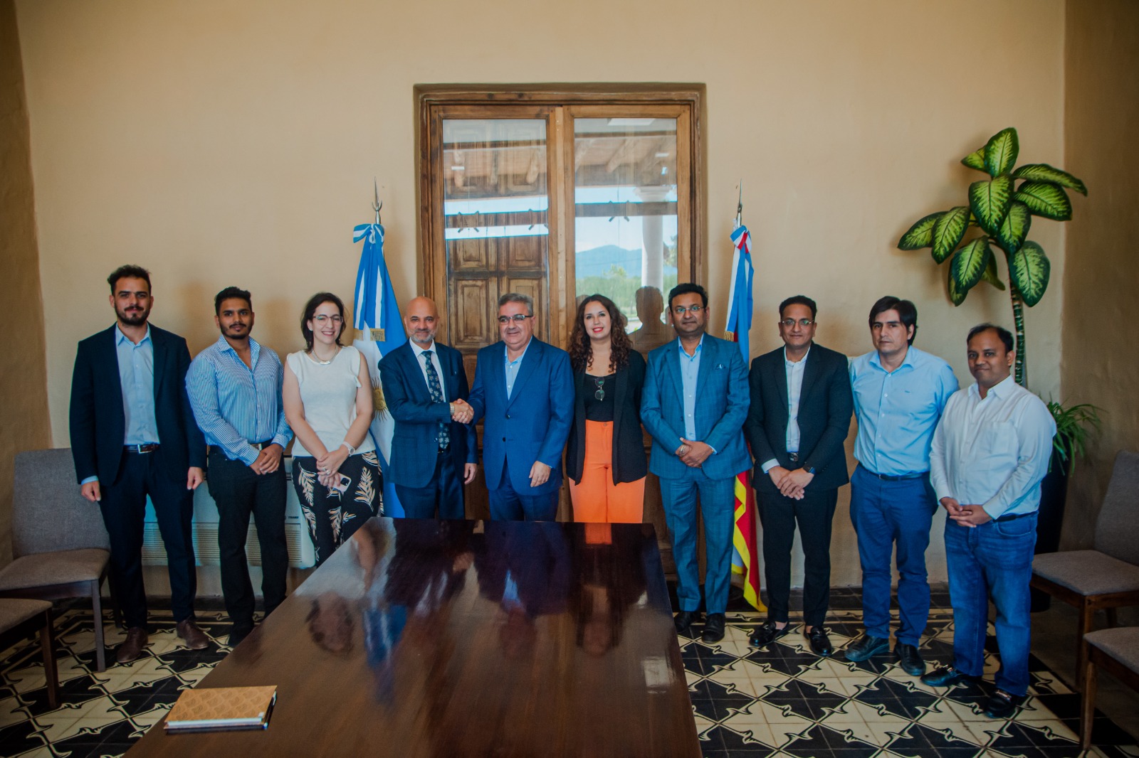 Encuentro de trabajo con el embajador de la India y empresarios