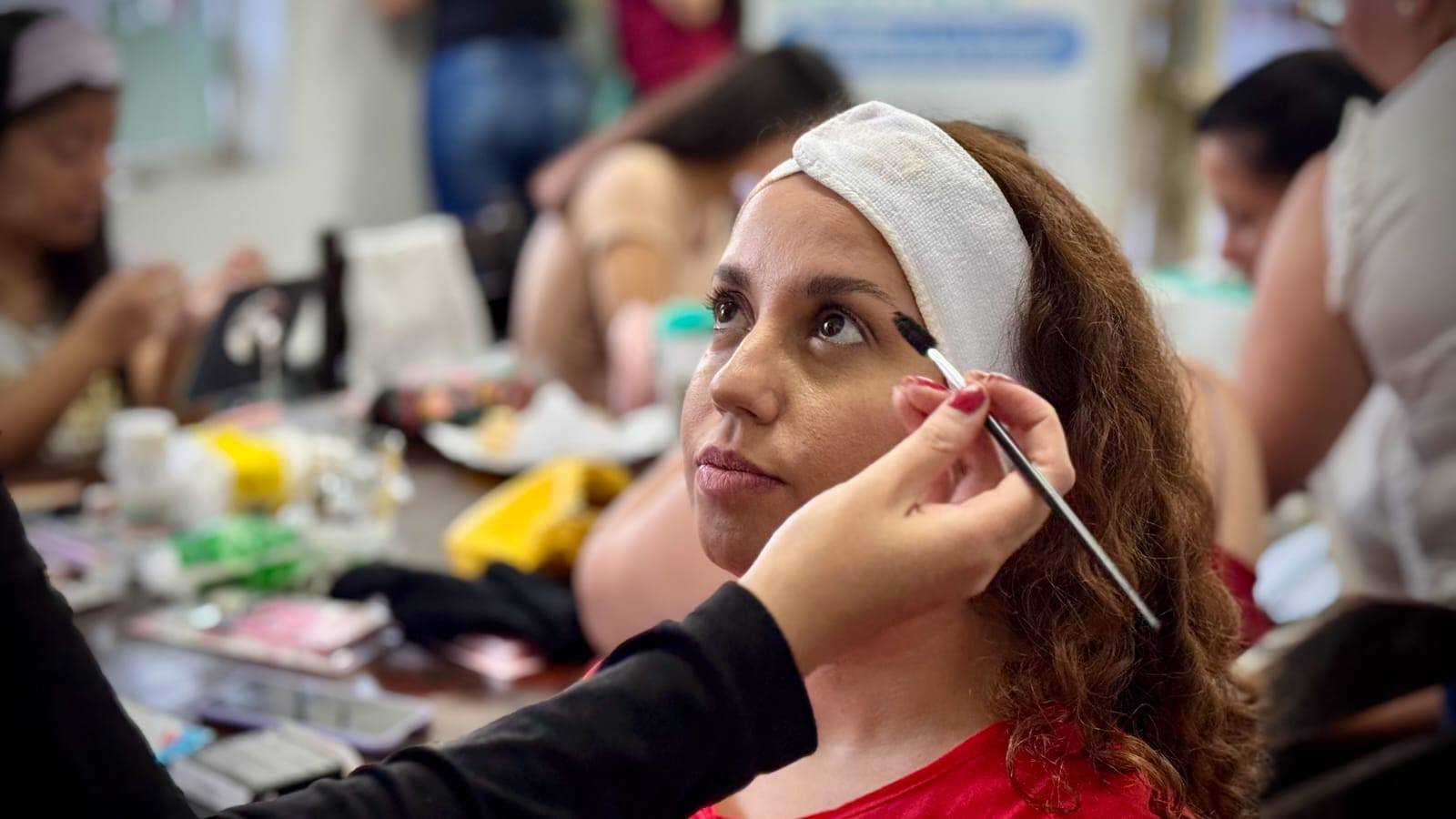 Visité a las chicas del curso de maquillaje.