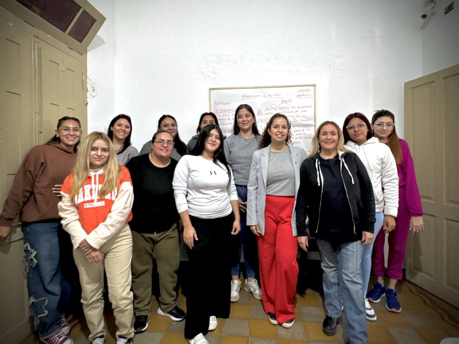 En la sede de la Agrupación La Calle seguimos compartiendo aprendizajes, sueños y proyectos con las chicas del taller de manicura.