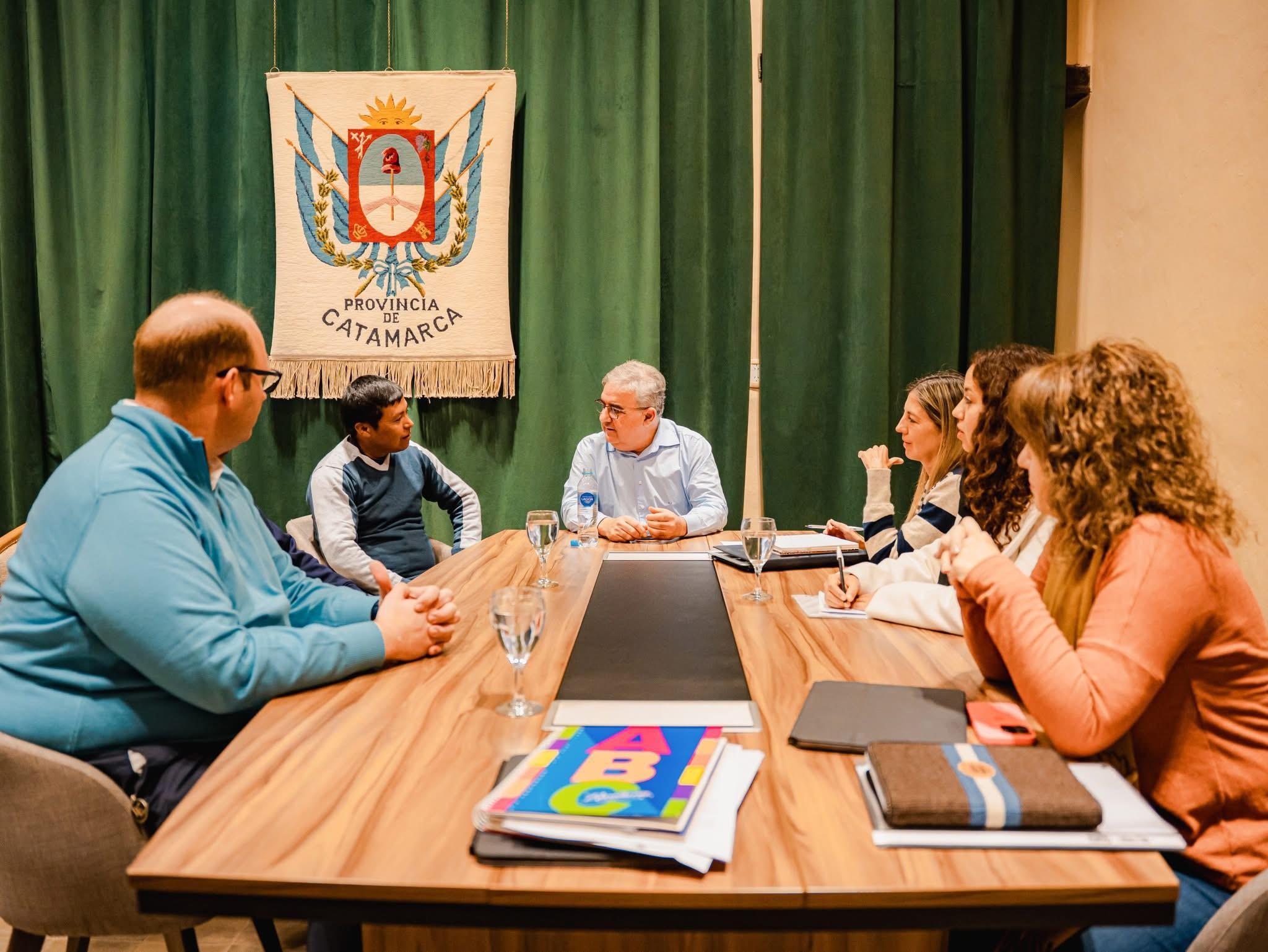 Acompañé al gobernador Raúl Jalil en la reunión que mantuvo con el cacique de El Tolar