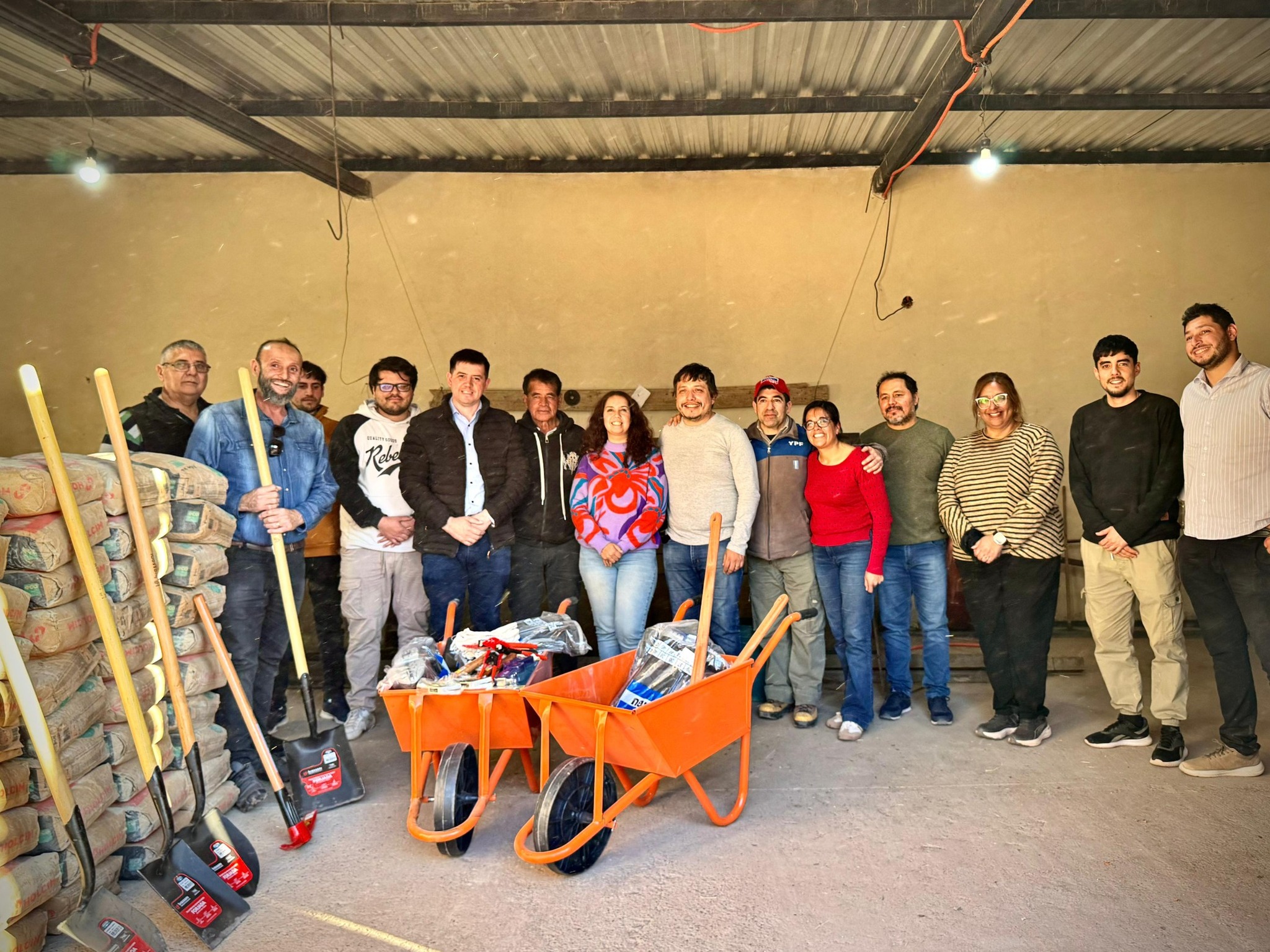 En mi visita a Fiambalá, entregamos herramientas y materiales al Consorcio de Riego para avanzar con las obras de canalización que mejorarán el acceso al agua para la producción.