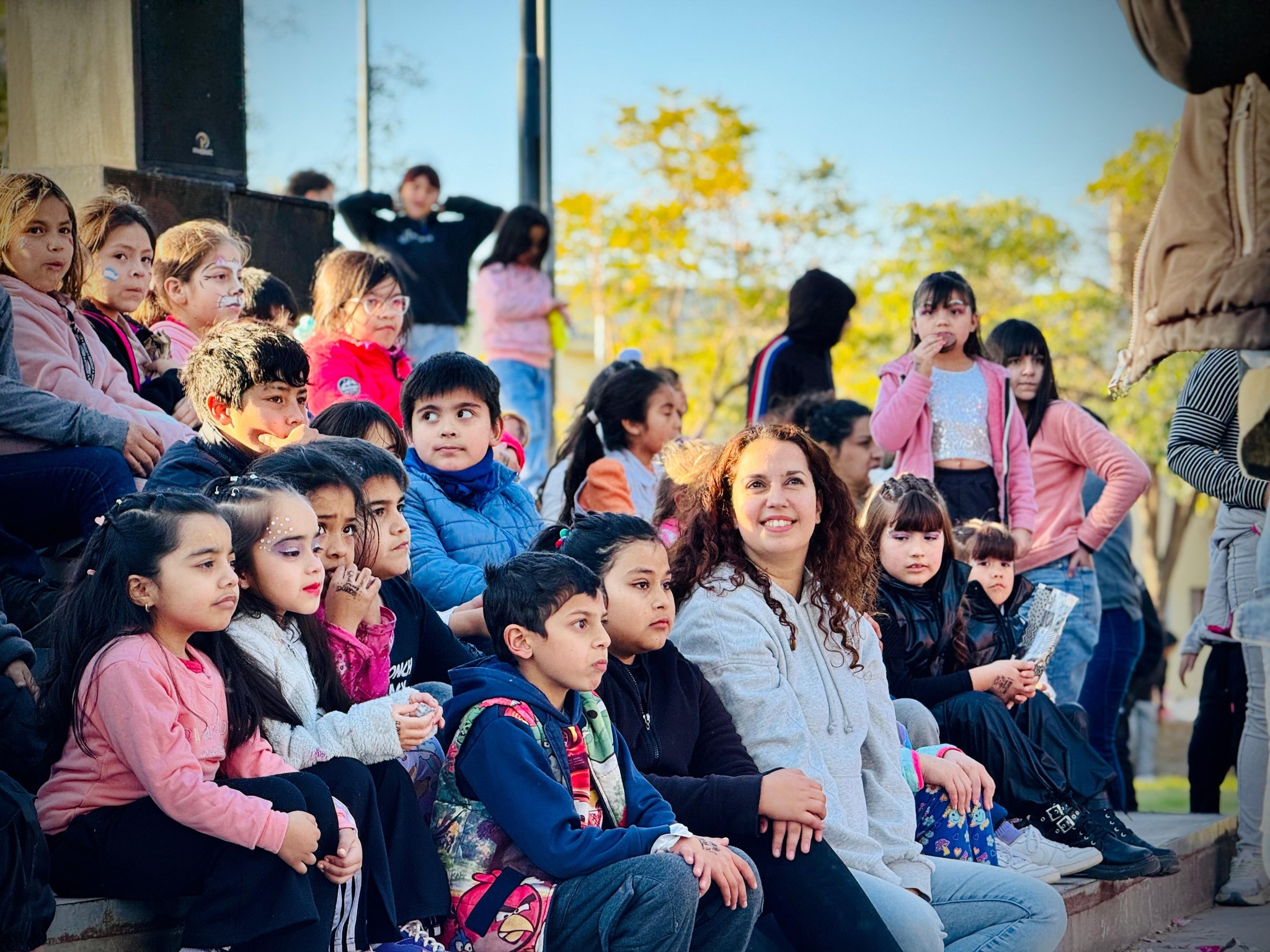 En el marco de nuestra Feria de las Emprendedoras, celebramos una fiesta inolvidable donde más de 1.000 niños y niñas disfrutaron de una tarde llena de juegos, música, regalos y mucha alegría.