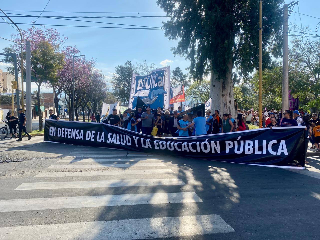 Hoy marchamos en defensa de la universidad y la salud pública, pilares fundamentales de una sociedad más justa e inclusiva.