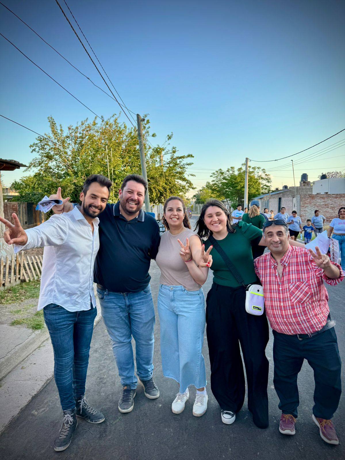Hoy recorrimos el Circuito 7 junto al concejal Matias Funes, compartiendo una linda tarde con los vecinos y dirigentes de la zona.