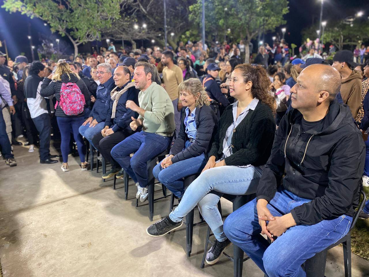 Las plazas son el alma de cada barrio. Son el lugar donde los chicos juegan, las familias se encuentran y la comunidad crece unida.