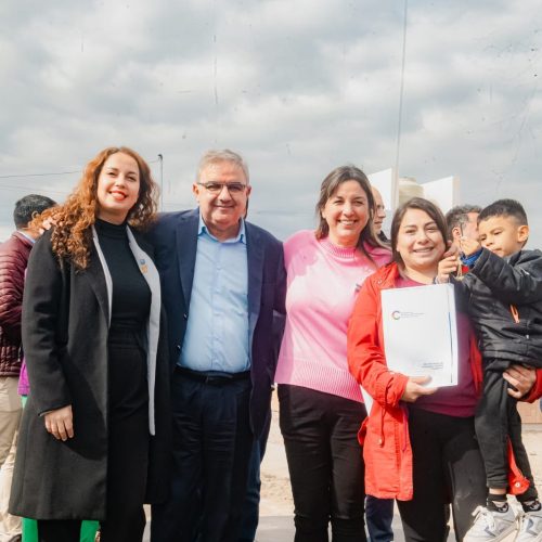 Hoy 85 familias de Valle Viejo recibieron las llaves de su nuevo hogar.