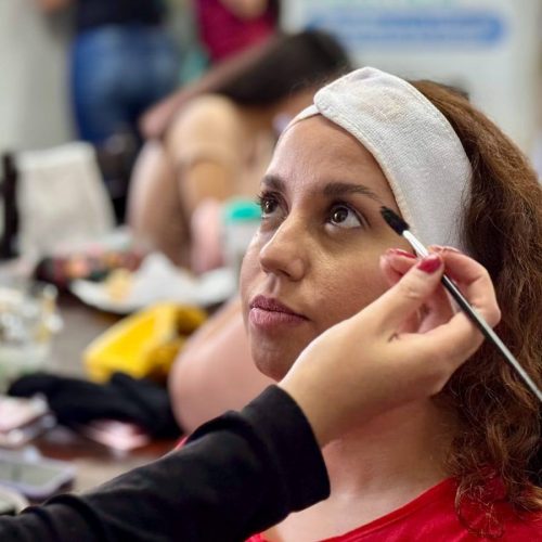 Visité a las chicas del curso de maquillaje.