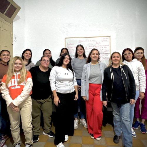 En la sede de la Agrupación La Calle seguimos compartiendo aprendizajes, sueños y proyectos con las chicas del taller de manicura.
