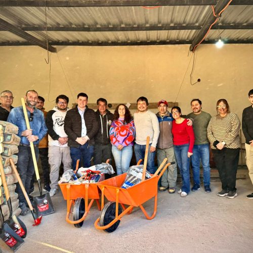 En mi visita a Fiambalá, entregamos herramientas y materiales al Consorcio de Riego para avanzar con las obras de canalización que mejorarán el acceso al agua para la producción.