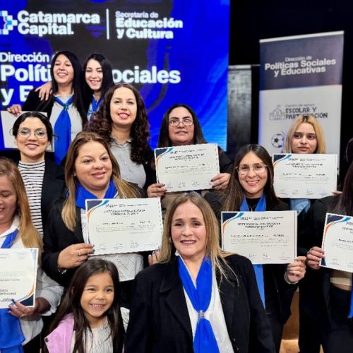 En el marco del Programa de Capacitación y Formación Profesional, desarrollado a través de los Talleres Barriales Socio Educativos, vivimos una jornada muy especial con la entrega de certificados a quienes finalizaron sus cursos de formación en distintos oficios.