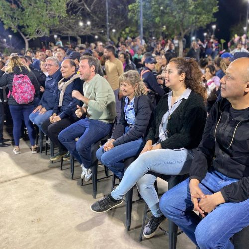 Las plazas son el alma de cada barrio. Son el lugar donde los chicos juegan, las familias se encuentran y la comunidad crece unida.
